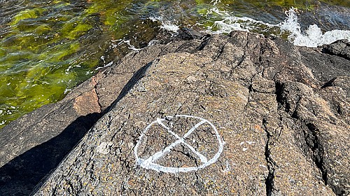Mets&auml;hallitus maalaa valkoisia merkint&ouml;j&auml; It&auml;isen Suomenlahden saariston kallioille &ndash; Syyn&auml; &ouml;ljyntorjunta - Uutinen - Totalvene.fi