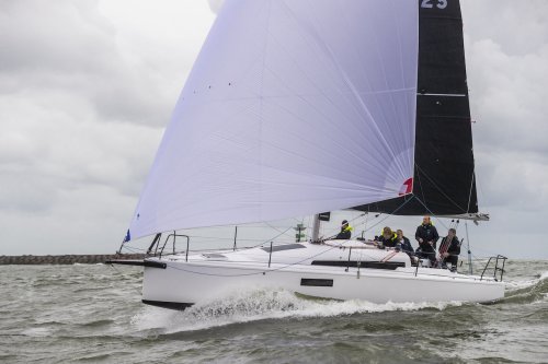 Vene 26 B&aring;t: Beneteau First 30 &ndash; Andraz Mihelin ja plaanaavat kruiserit - Video - Totalvene.fi