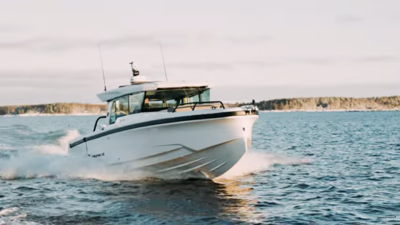 Axopar 38 XC Cross Cabin (2026&ndash;) &ndash; Talviveneily&auml; ilman naamiointia - Video - Totalvene.fi