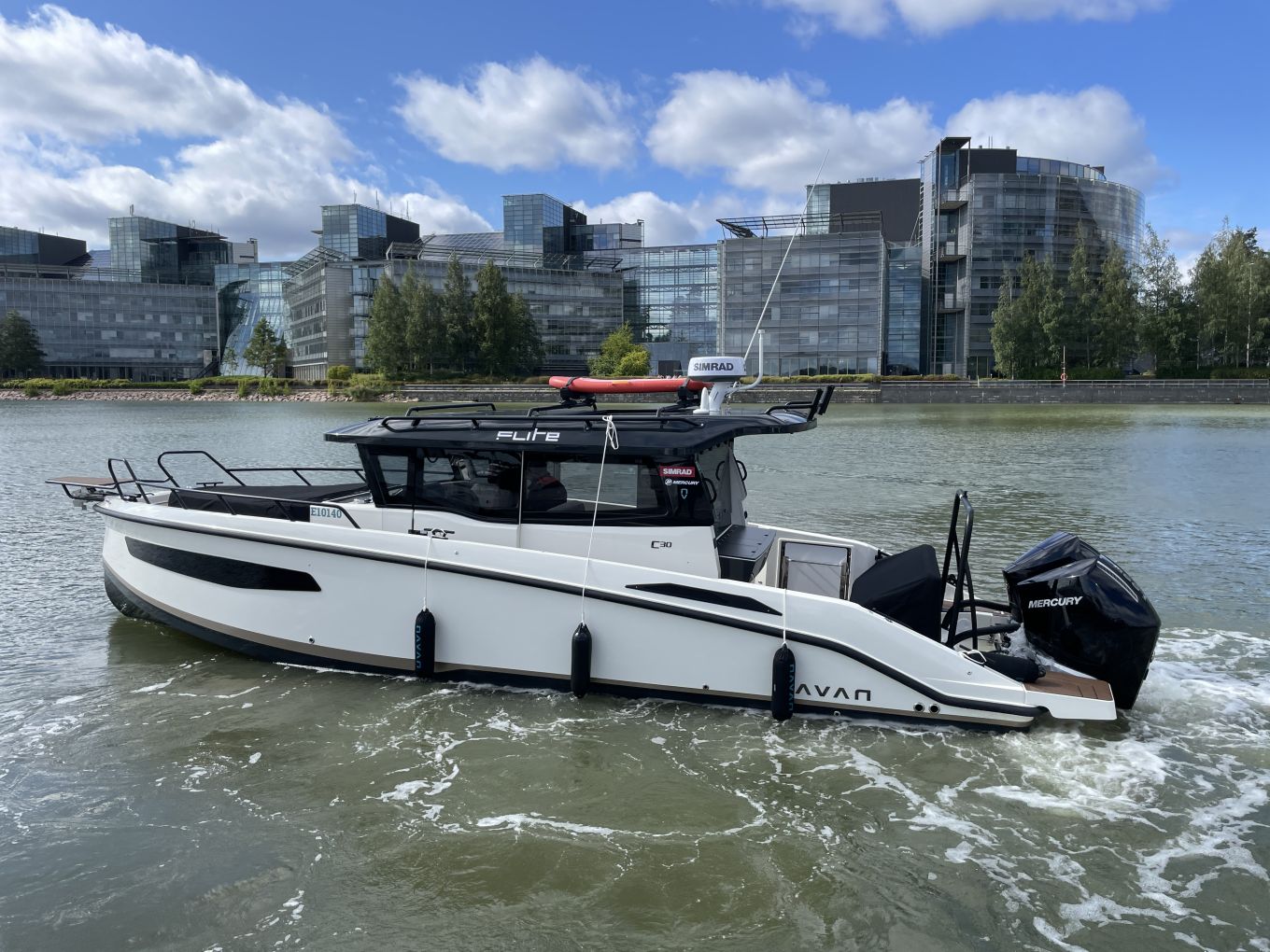 Mercury Joystick Piloting -hallintalaite ja Simrad NSS -monitoimin&auml;yt&ouml;t &ndash; &Auml;lyk&auml;st&auml; veneily&auml; - Video - Totalvene.fi